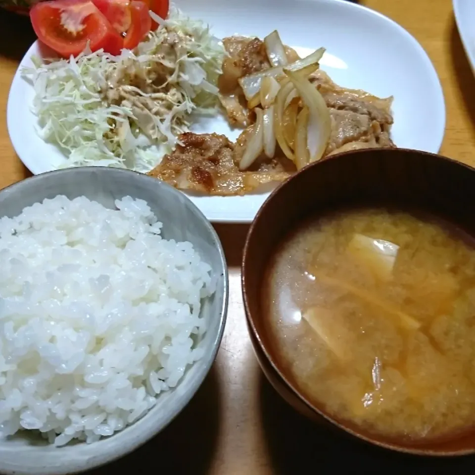 Snapdishの料理写真:豚しょうが焼きで晩ごはん🌃|しまだ ちえこさん