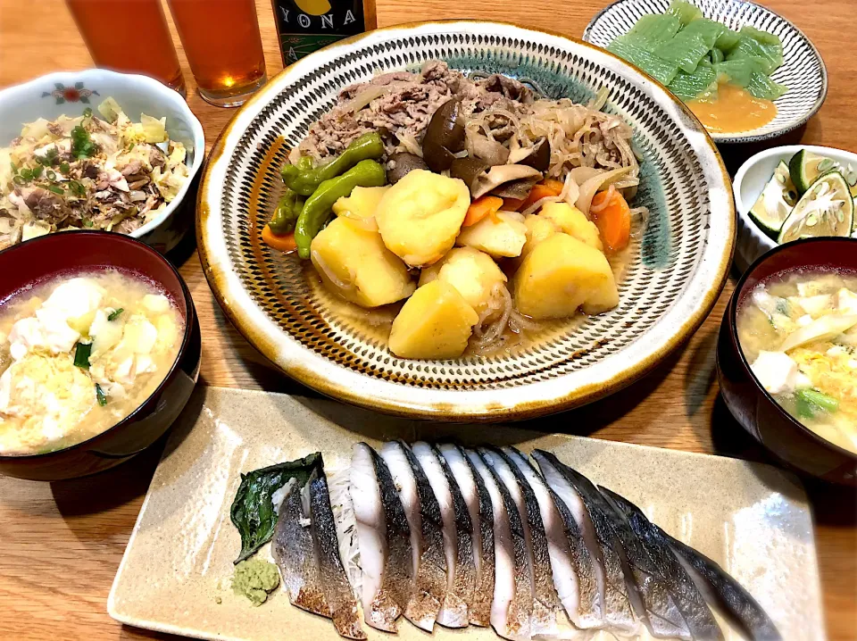 肉じゃが　サバ缶とキャベツの和物　炙りしめ鯖　豆腐の卵とじ汁　刺身蒟蒻|じゅんさんさん