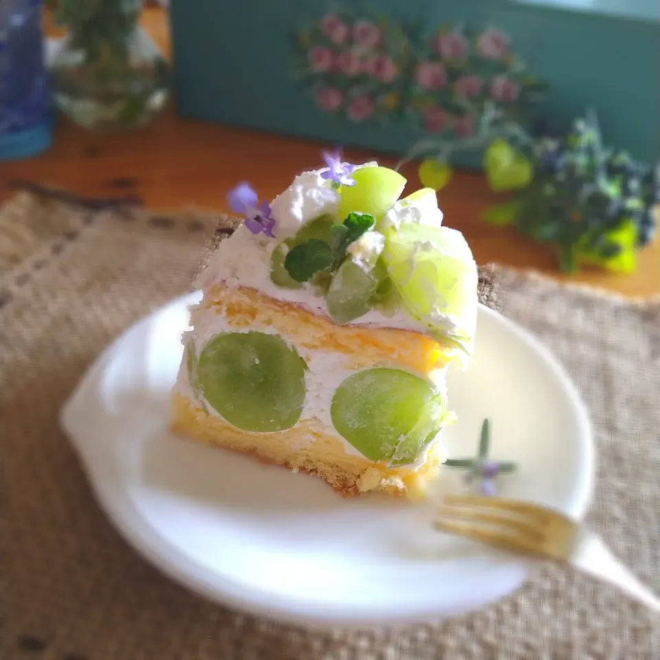 Snapdishの料理写真:小さなスポンジケーキで念願のシャインマスカットケーキ✨🤗✨の断面〜📸|とまと🍅さん