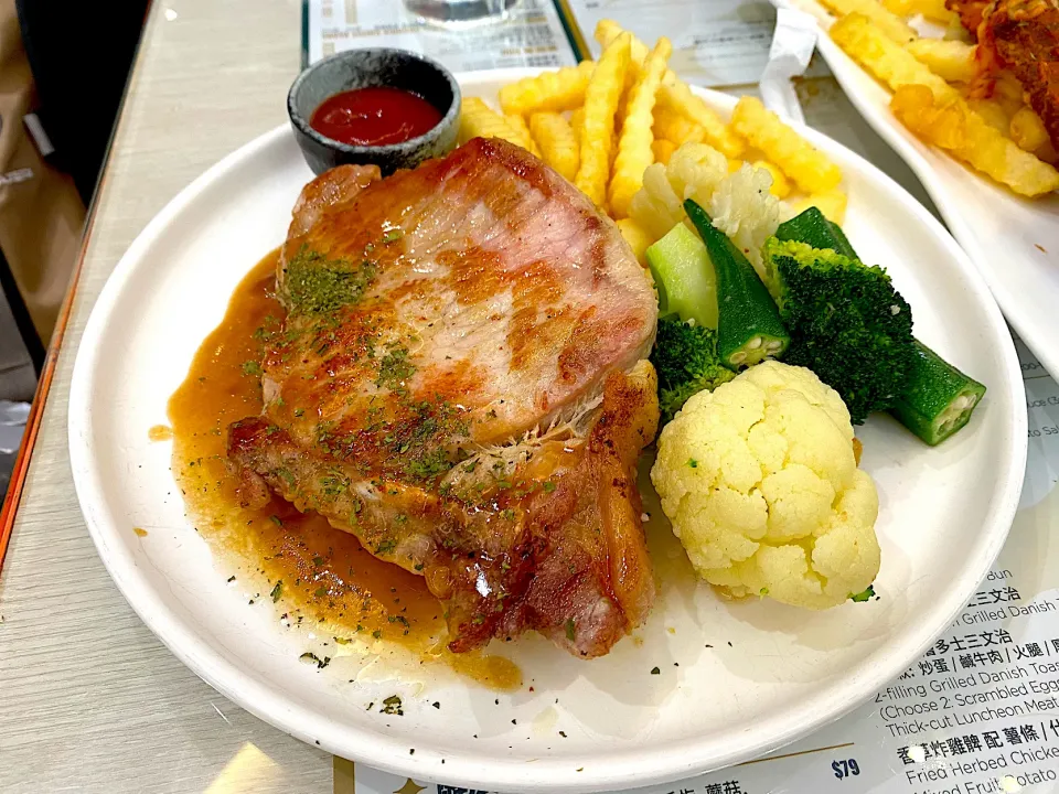 Pork rack with potato and vegetables|skyblueさん