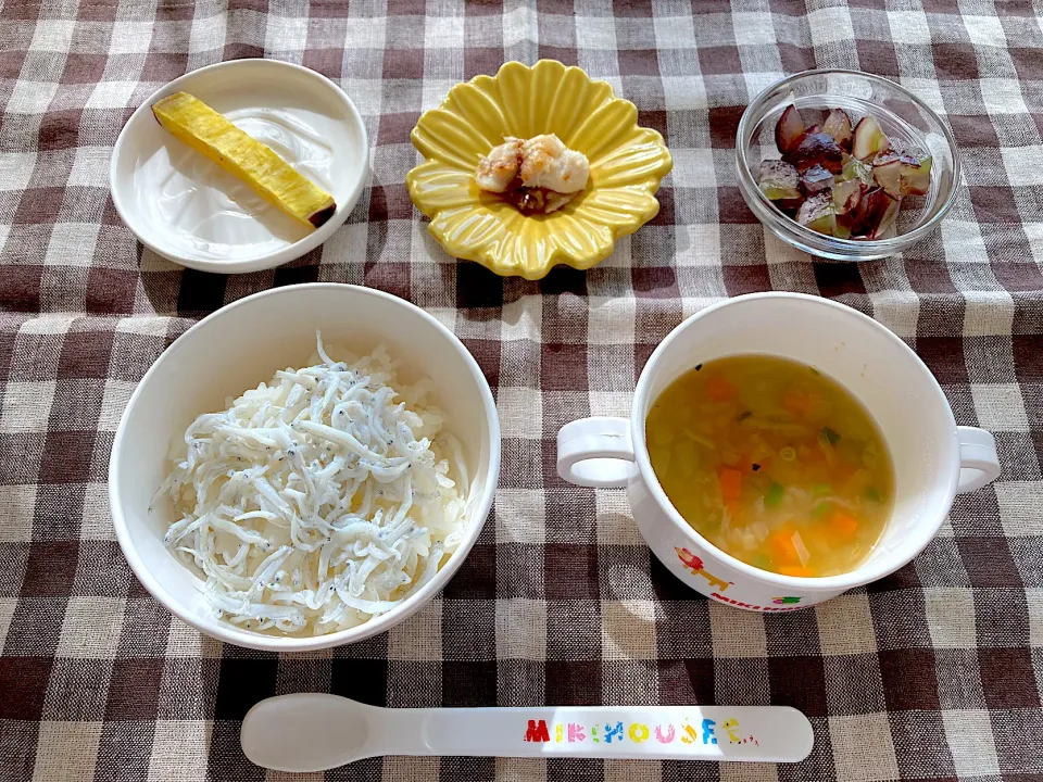 Snapdishの料理写真:【離乳食】アジの焼き物、ごはん、お味噌汁、さつまいも、ぶどう|sayaさん