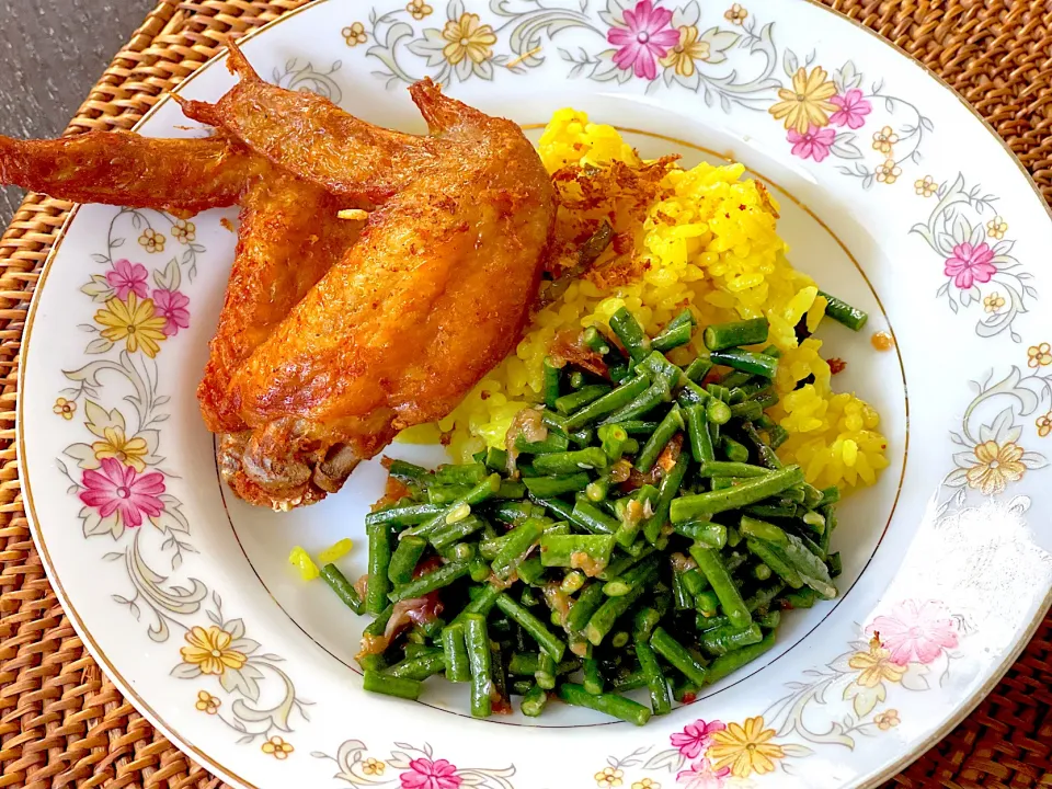 Pencok kacang panjang & nasi kuning goreng ayam|yeni kartikasariさん