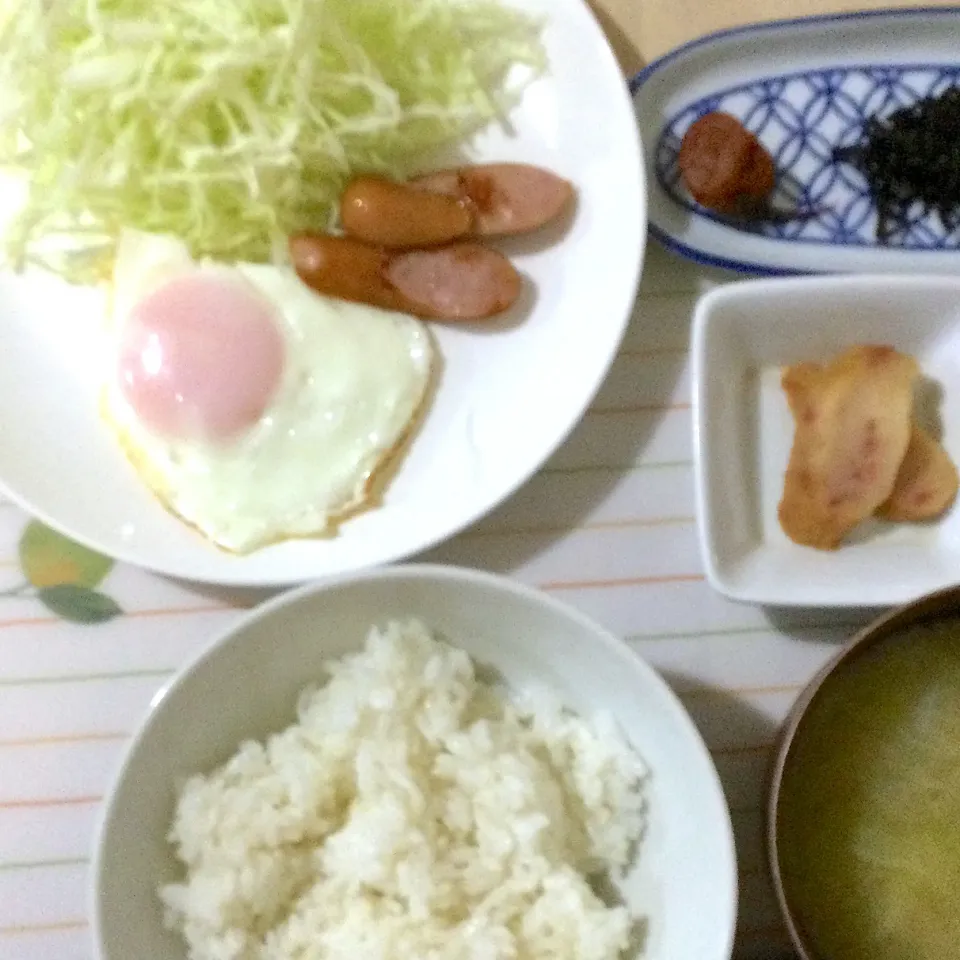 2021年９月25日　男前美容師の手作り朝ごはん　目玉焼き　さつま揚げ煮　キャベツ味噌汁　大根の浅漬け　今日も美味しくいただきました😄|Booパパさん