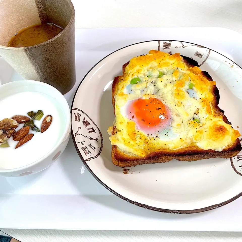 Snapdishの料理写真:9/25朝ご飯：枝豆エッグチーズトースト|ななみんさん