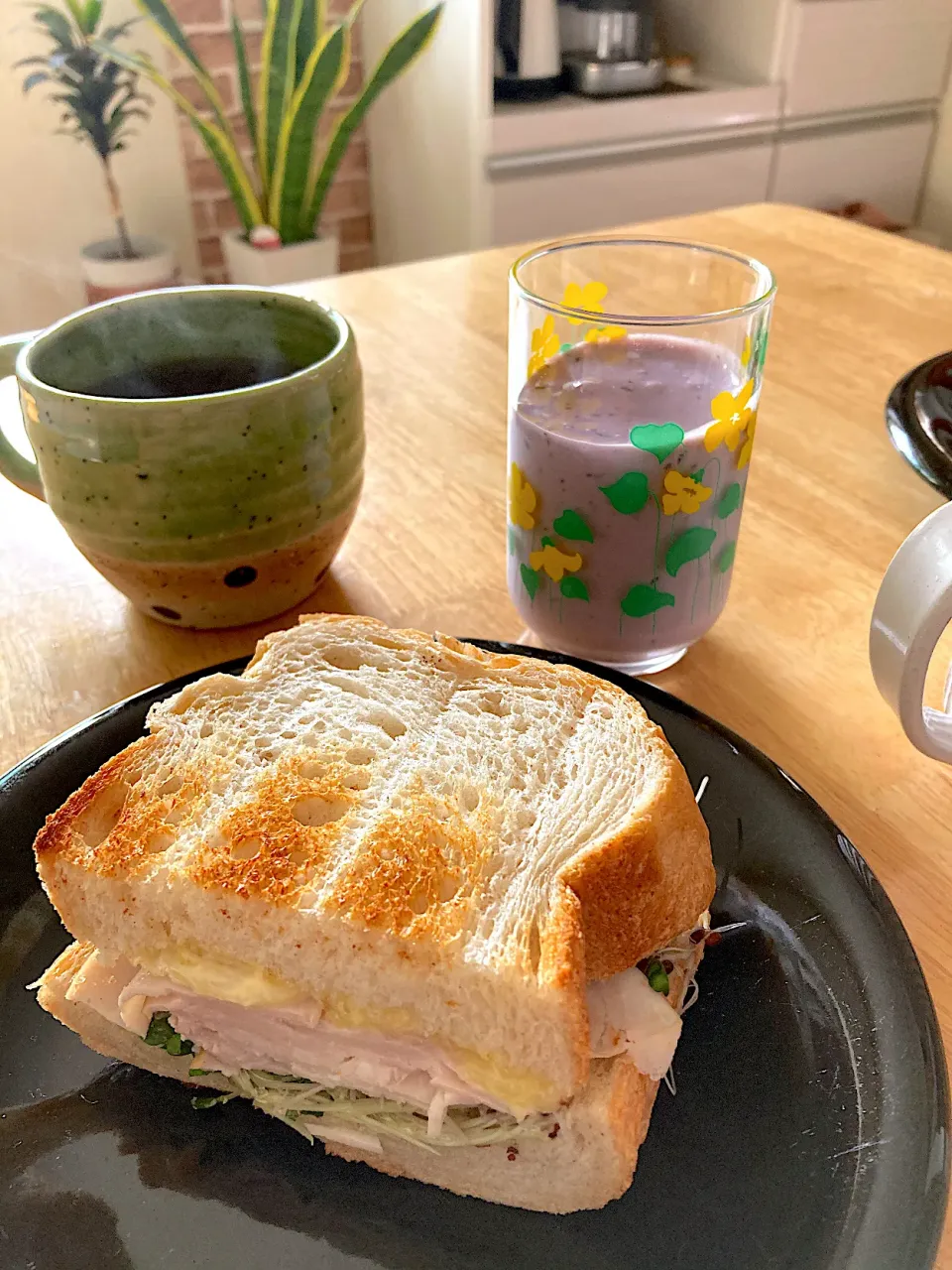 Snapdishの料理写真:朝焼き全粒粉食パン🍞でハムチーズサンド❤️スムージー(ブルーベリー、バナナ、小松菜、豆乳、自家製甘酒、エゴマオイル)、紅茶と(▰˘◡˘▰)|さくたえさん