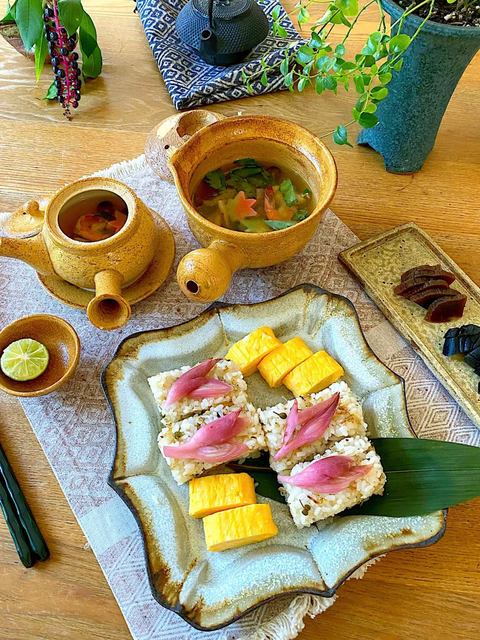 Snapdishの料理写真:ちりめん山椒とれんこんの押し寿司🌱|shakuyaku33443344さん