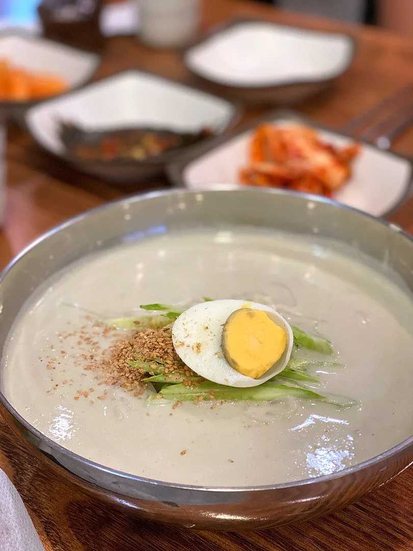 콩국수 Kongguksu コングクス

Cold soy milk noodle soup (Kongguksu: 콩국수) is great for the summertime.
it’s a dish of thin wheat flour noodles in a cold, creamy, nutty and refreshing soy milk broth.

コンムル麺（콩국수）は、夏に主に食べる。冷たくcreamyな味である。豆を挽くしたスープに小麦粉面を入れた韓国の季節料理です。|Kooさん