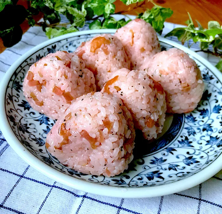 🇯🇵可愛いピンクおむすび　梅干し＋梅酢炊き込みご飯カリカリ梅入り🌿|Hollyさん