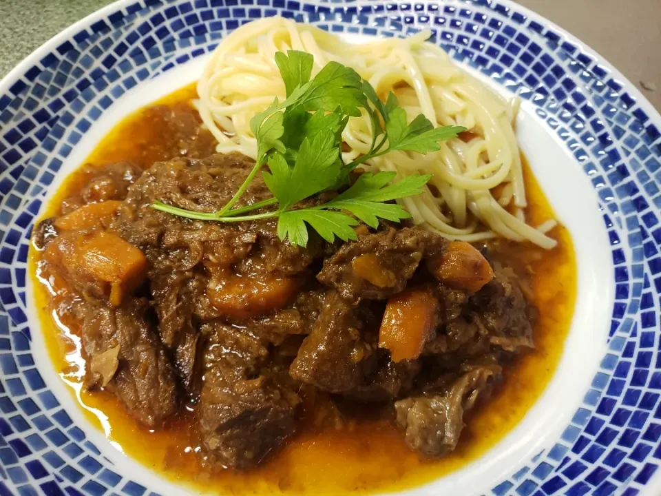 牛ほほ肉の赤ワイン煮 バターパスタ添え|りょんきちさん