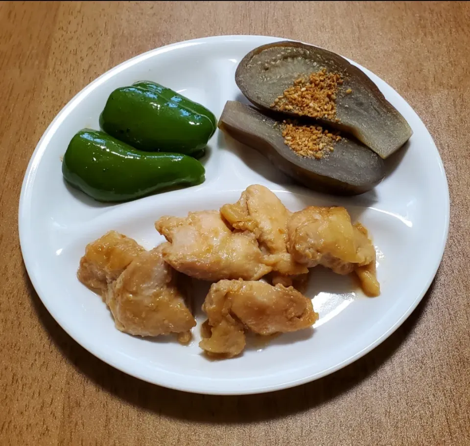 鶏肩小肉の味噌漬け焼き
なすの煮浸しごま和え
小肉から出た脂で炒めたピーマン|ナナさん