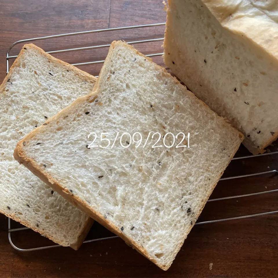 胡麻食パン🍞|友さん