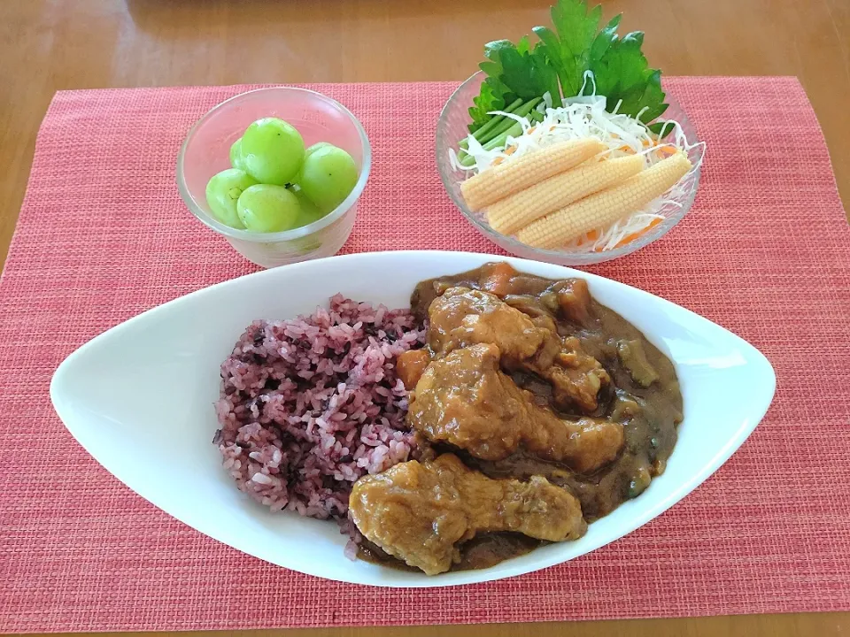 ☆チキンカレー
☆サラダ
☆シャインマスカット|chikakoさん