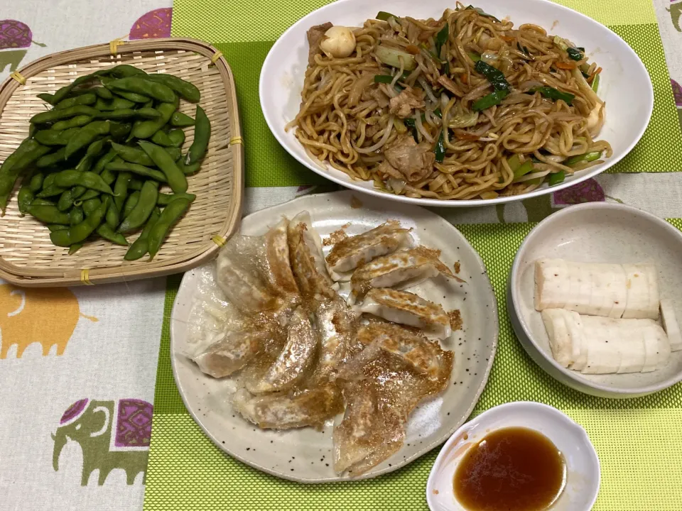 すみれの焼きそば、王将の餃子(冷凍)、黒崎茶豆、長芋ぬか漬け|peanutsさん