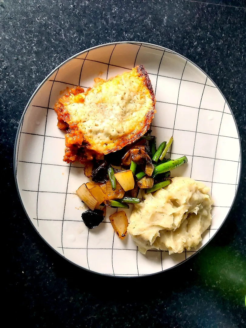 Snapdishの料理写真:mash potatoes with sauted veggies... a piece of lasagna too|ratatouille-333さん