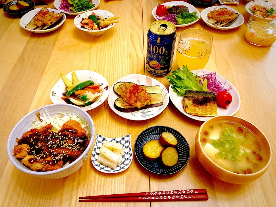 今日の夕食　ソースヒレカツ丼　サバのカレー風味ソテー　付け合わせのサラダ　なすの肉味噌　野菜炒め　さつまいもの甘煮　ゆず大根　なめことワカメと豆腐の味噌汁|ふわ猫はなちゃんさん