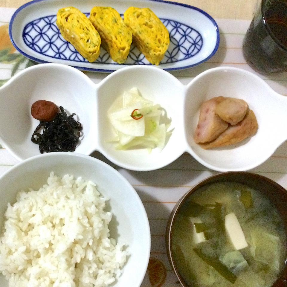 2021年９月26日男前美容師の手作り朝ごはん　厚焼きタマゴ　さつま揚げ煮　大根の浅漬け　ワカメと豆腐味噌汁　今日も美味しくいただきました😄