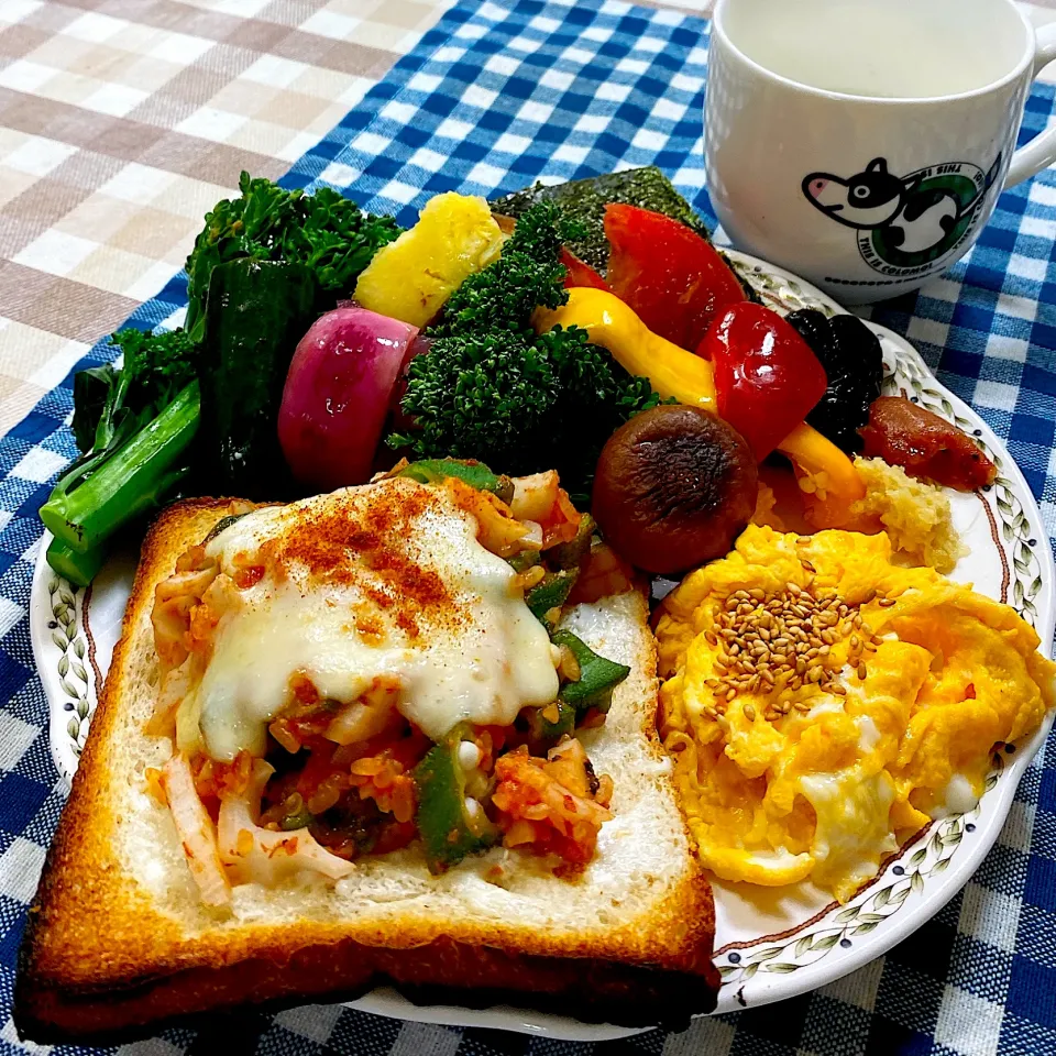 今日の朝ごはん★オクラとレンコンのトマト麹カマンベールチーズトースト|riko30294さん