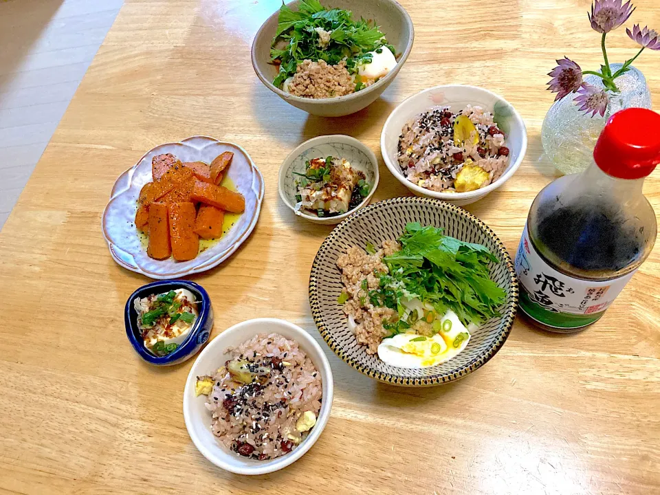 栗🌰入りお赤飯、ミニぶっかけうどん、人参のオイル煮、冷奴´◡`|さくたえさん