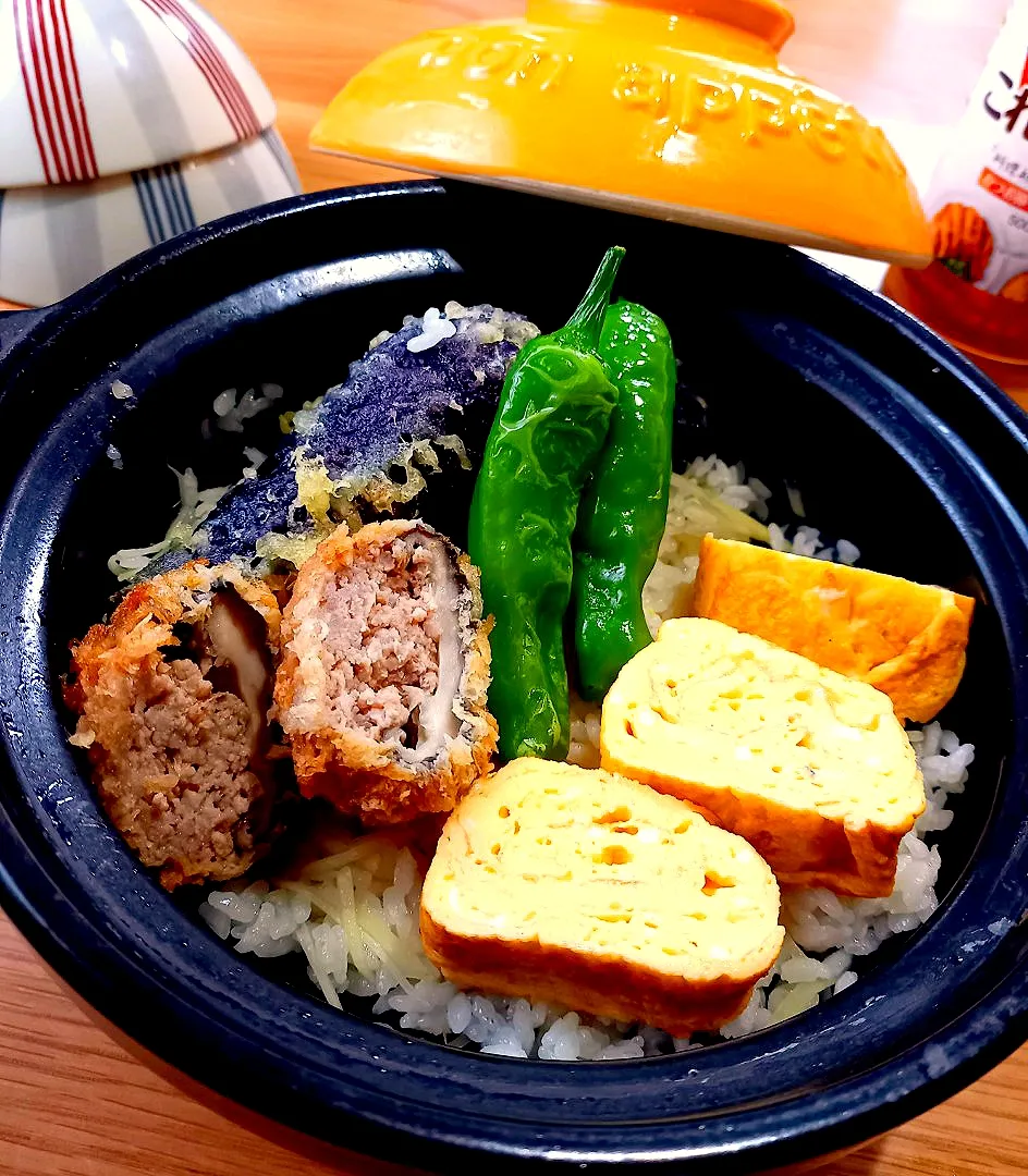 Snapdishの料理写真:お弁当⁉️的な葉生姜の具沢山釜飯
味付けはこれうまつゆ‼️だけ|ナオミさん