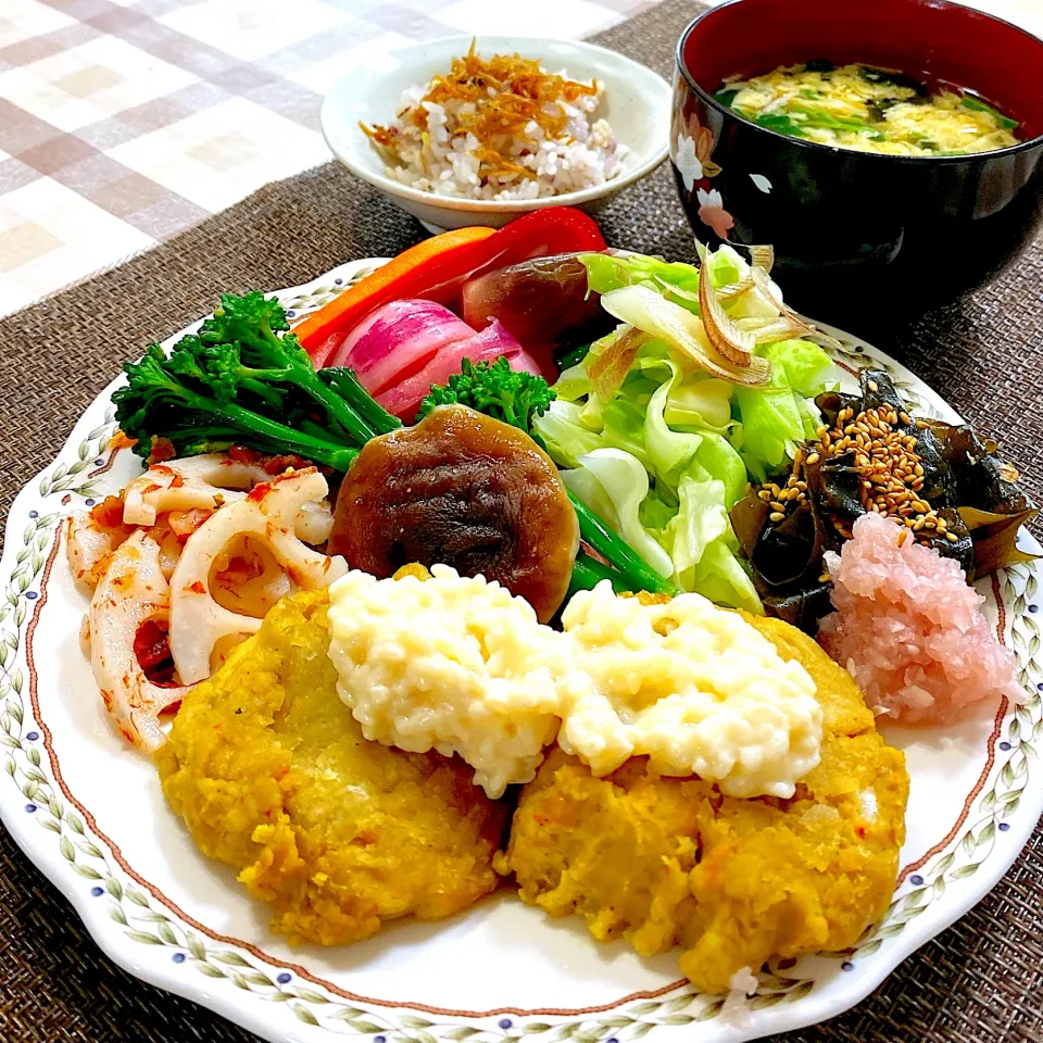 今日のお昼★揚げないカレーファラフェル（カニとカマンベールチーズ入り）&豆乳と米麹のソース|riko30294さん