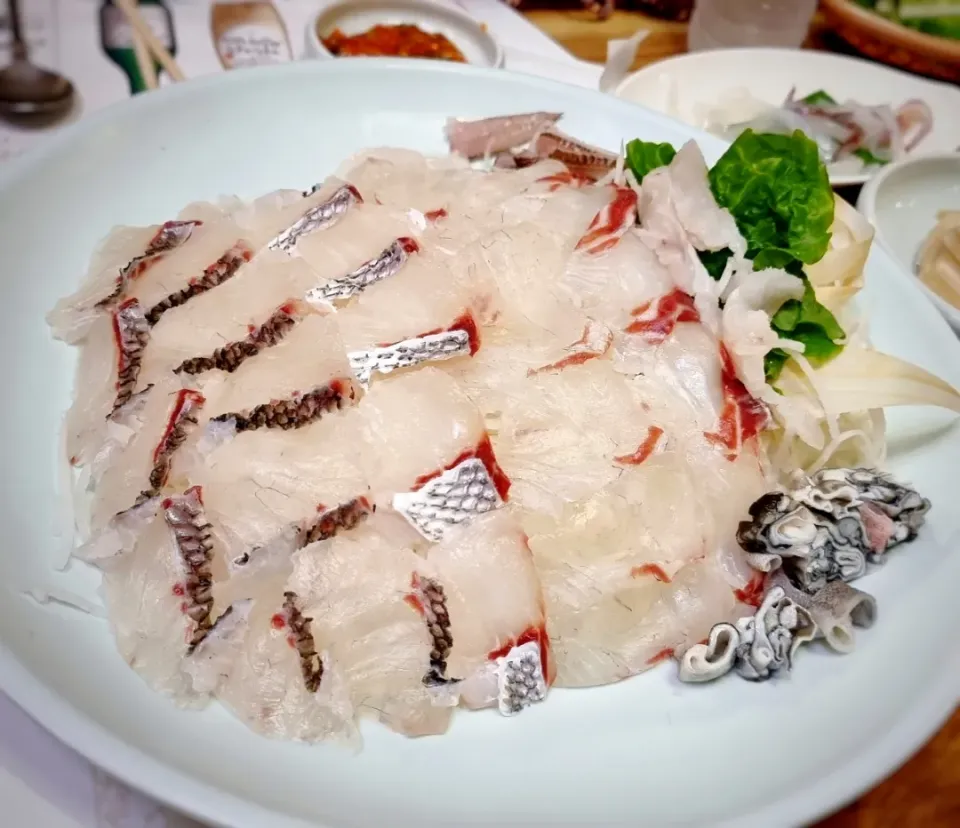 Snapdishの料理写真:マダイ刺身 ♡♡ (참돔 회,  red snapper sasimi)
thanks japan!!♡|Kooさん