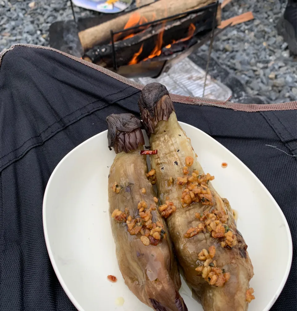 キャンプ飯⛺️焼きナスに食べるオリーブオイルを乗せて|とももさん