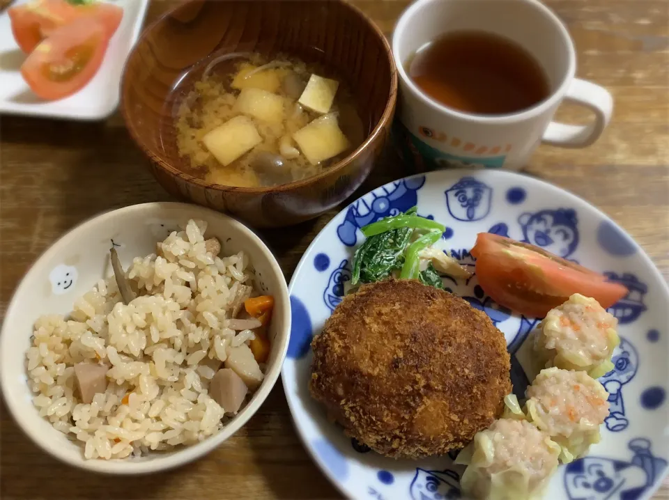 煮物の残りで炊き込みご飯・キャベツたっぷりメンチカツ・しめじと玉葱と油揚げの味噌汁・小松菜とカニカマの胡麻マヨサラダ・551のエビ焼売|ちびろ菌さん