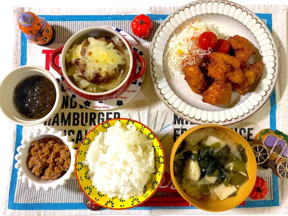 ✳︎鶏胸肉の唐揚げ✳︎ポテトとウィンナーのカレーチーズ焼✳︎味噌汁✳︎納豆✳︎もずく酢|syamさん