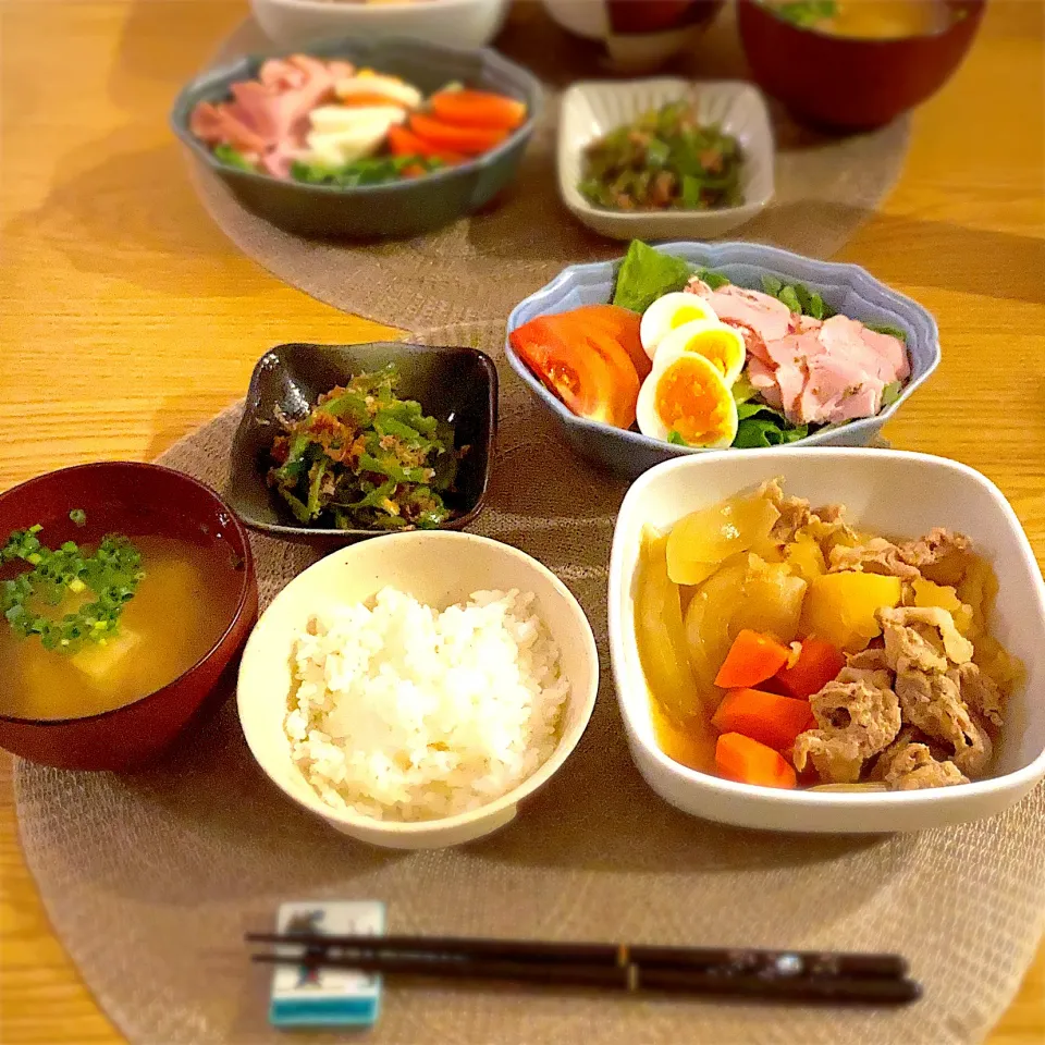 肉じゃが、ピーマンのおかか和え、サラダ、豆腐の味噌汁|ツインうさぎさん