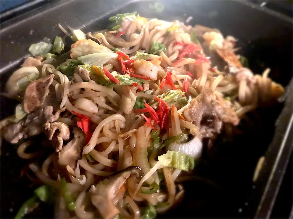 ホットプレートで焼きうどん|じゅんさんさん