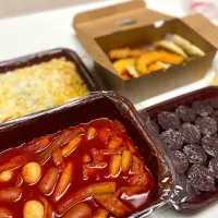 Snapdishの料理写真:오늘 저녁밥^^; 배달음식
국물떡볶이,찹쌀순대,모듬튀김

今日の夕食は、配信食べ物^^ ;;
スープトッポッキ、もち米スンデ、各種揚げ|Kooさん