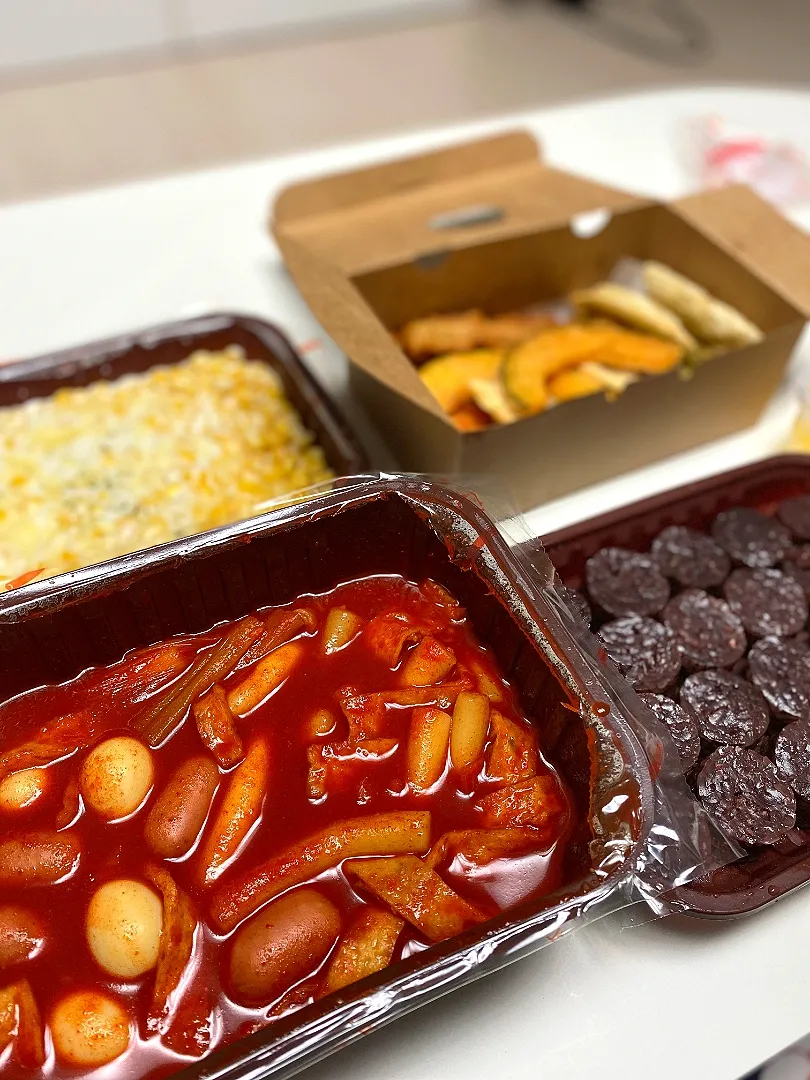 Snapdishの料理写真:오늘 저녁밥^^; 배달음식
국물떡볶이,찹쌀순대,모듬튀김

今日の夕食は、配信食べ物^^ ;;
スープトッポッキ、もち米スンデ、各種揚げ|Kooさん