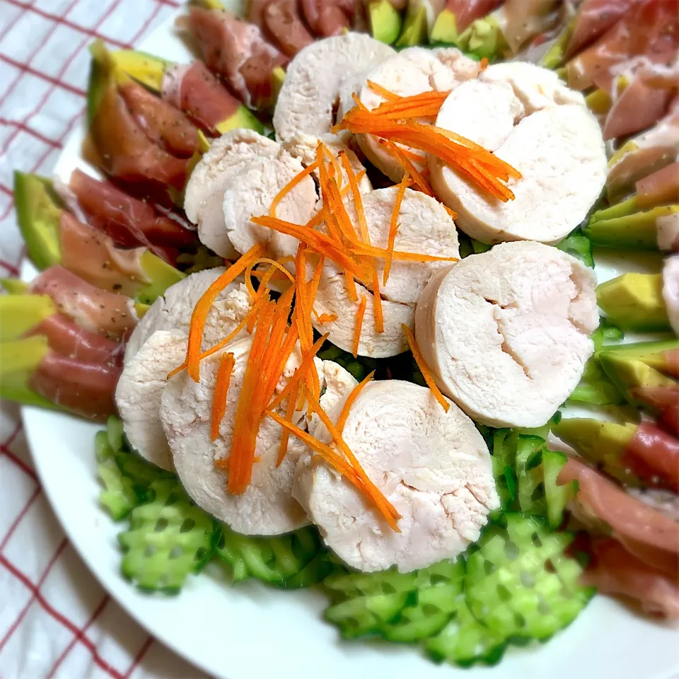 Snapdishの料理写真:ぱあるさんの料理 鷄むね肉で しっとり鶏ハム and アボカド🥑の生ハム巻き|chicaocafeさん