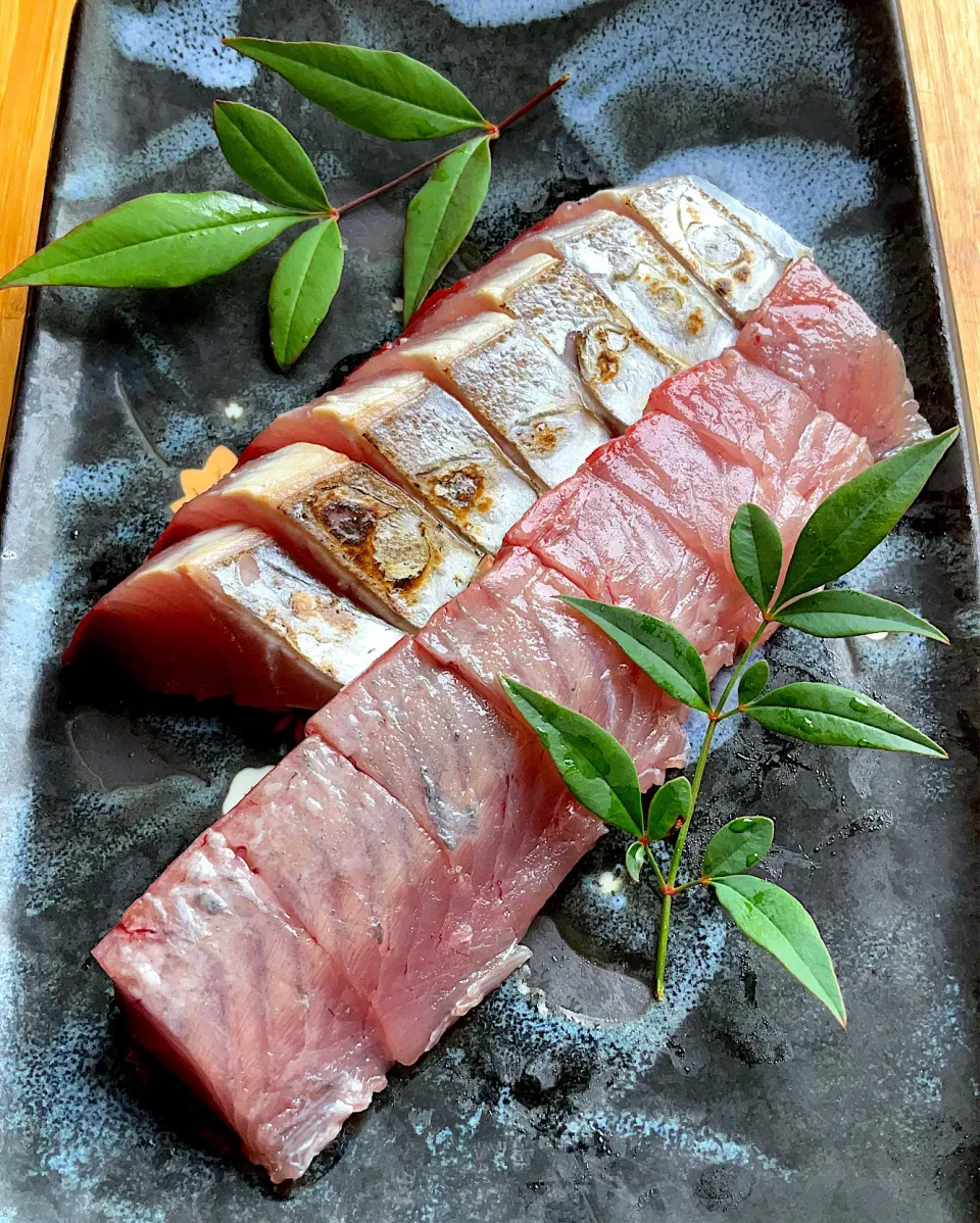 Snapdishの料理写真:釣り魚🎣鰹(ヤイトガツオ)の刺身と炙り🔥|9421beruさん