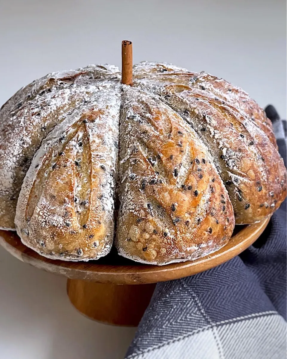 Pumpkin shaped sourdough|12Dragonさん