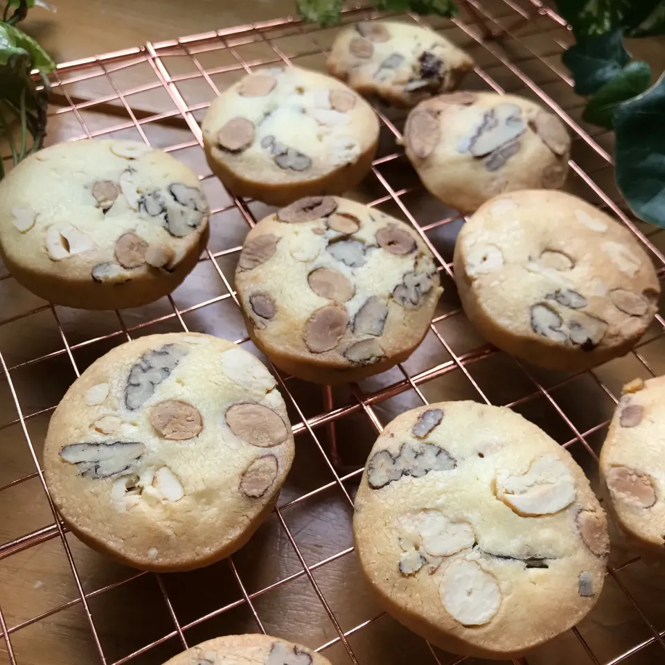 🌈今日のオヤツは　香ばしい丸ごとナッツごろごろクッキー🍪|Hollyさん