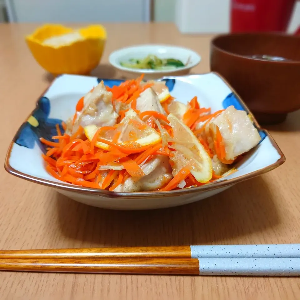 Snapdishの料理写真:【夜ごはん】
鶏むね肉のレモンマリネ
もやしのナムル
きゅうりとミョウガの和え物
味噌汁|Rie*さん