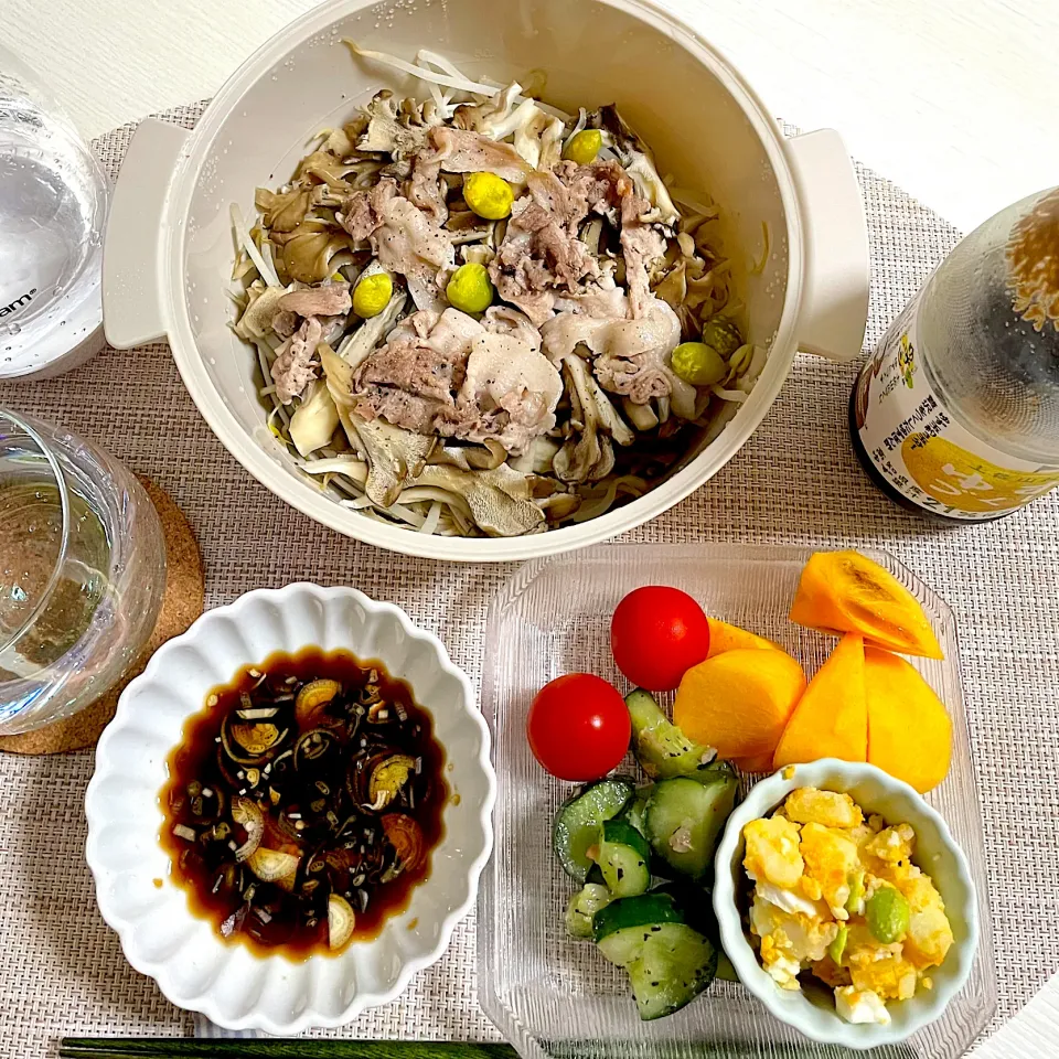 Snapdishの料理写真:9/27晩ご飯：もやし舞茸豚肉の蒸し物|ななみんさん