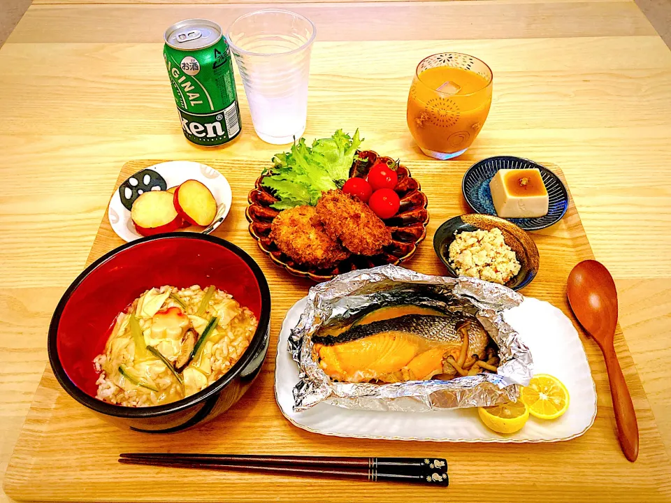 Snapdishの料理写真:今日の夕食　湯葉丼　鮭のホイル蒸し　コロッケ　卯の花　胡麻豆腐　さつまいものレモンバター煮　サジーの炭酸割り|ふわ猫はなちゃんさん