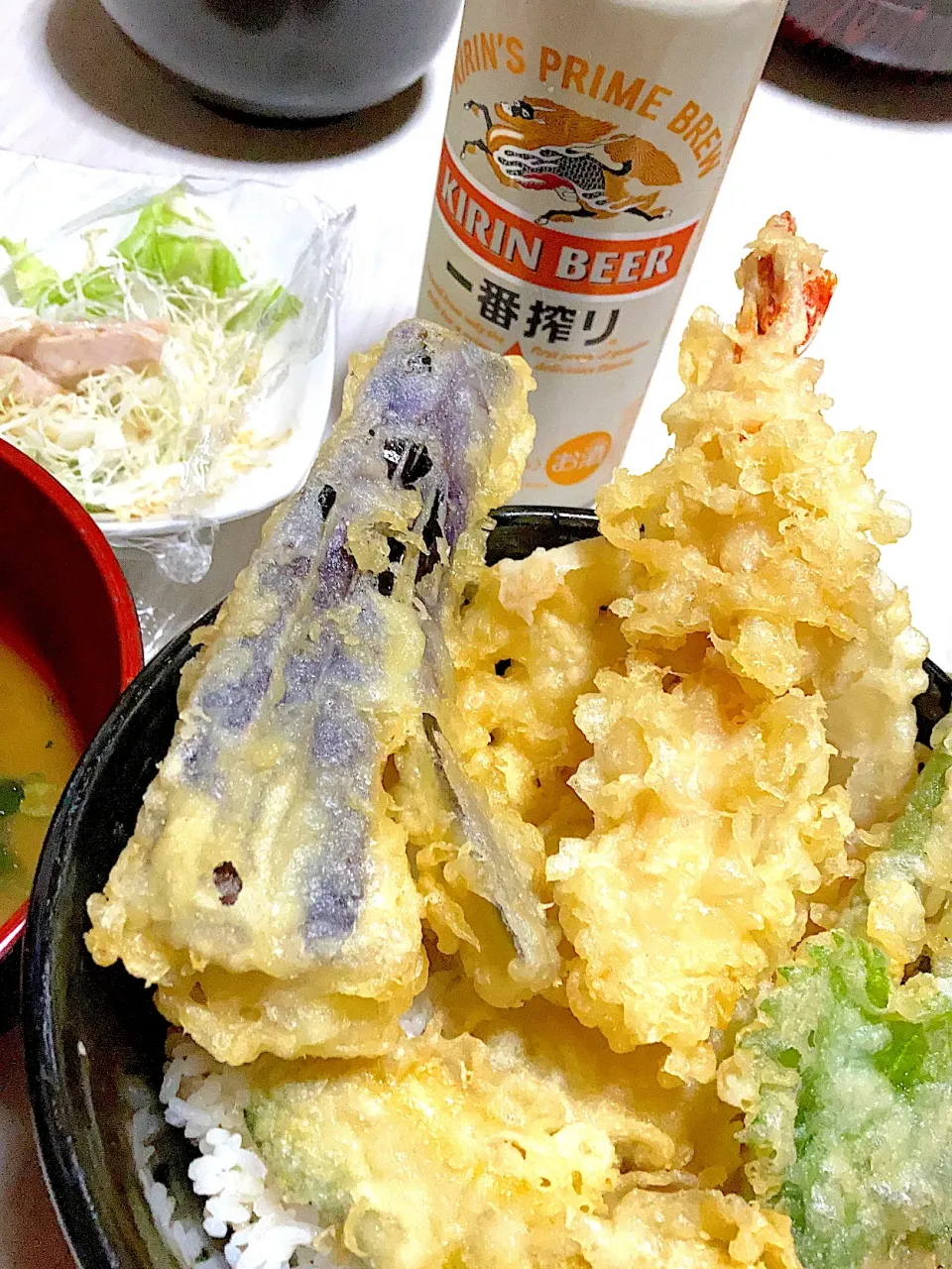 Snapdishの料理写真:サラダ、お家天丼（エビ、ナス、さつま芋、カボチャ、大葉、れんこん、イカ）ほうれん草のお味噌汁|Ayaさん