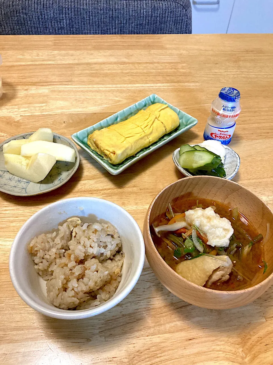 旦那さんの朝ごはん💕舞茸ご飯、具沢山の赤だしお味噌汁、卵焼き、糠漬け、林檎、ヤクルト|さくたえさん