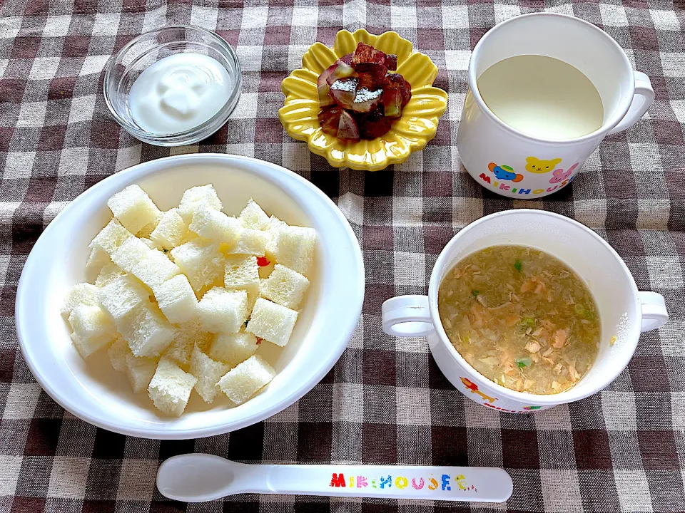 【離乳食】鮭と野菜のスープ、食パン、ヨーグルト、ぶどう、ミルク|sayaさん