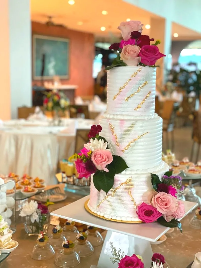 Cake de boda relleno de crema de limon y decorado con flores #tremendopai #cake debodas #blanco #coloresmetales #boquedeflores #cheflife #pasteleriaModerna #lim|JorgeR05さん