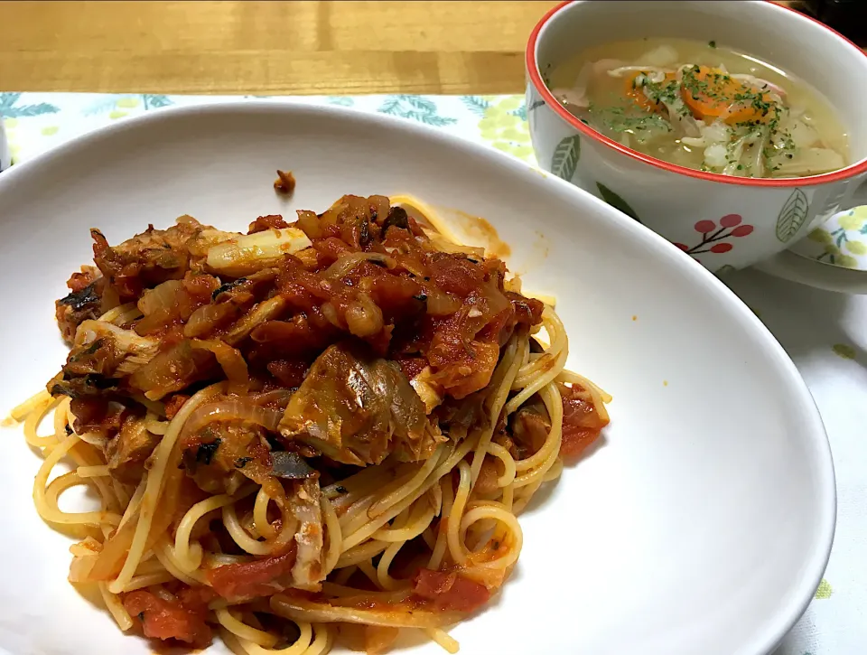 Snapdishの料理写真:鯖缶トマトソーススパゲティ、白菜とウインナーのスープ|こいちさん