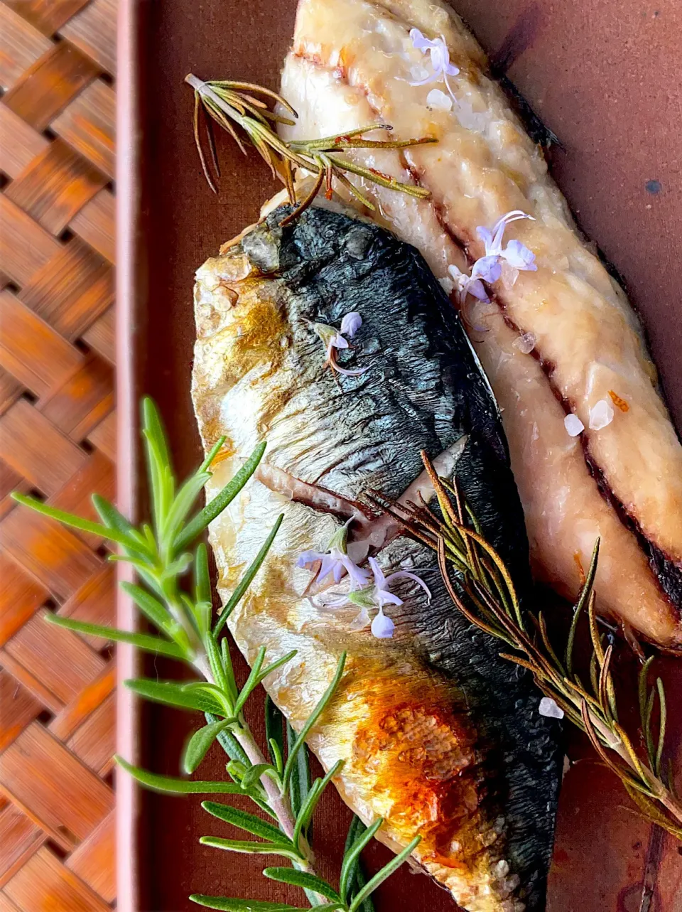 釣り魚🎣鯖のローズマリーのフラワーソルト焼き🌿|9421beruさん