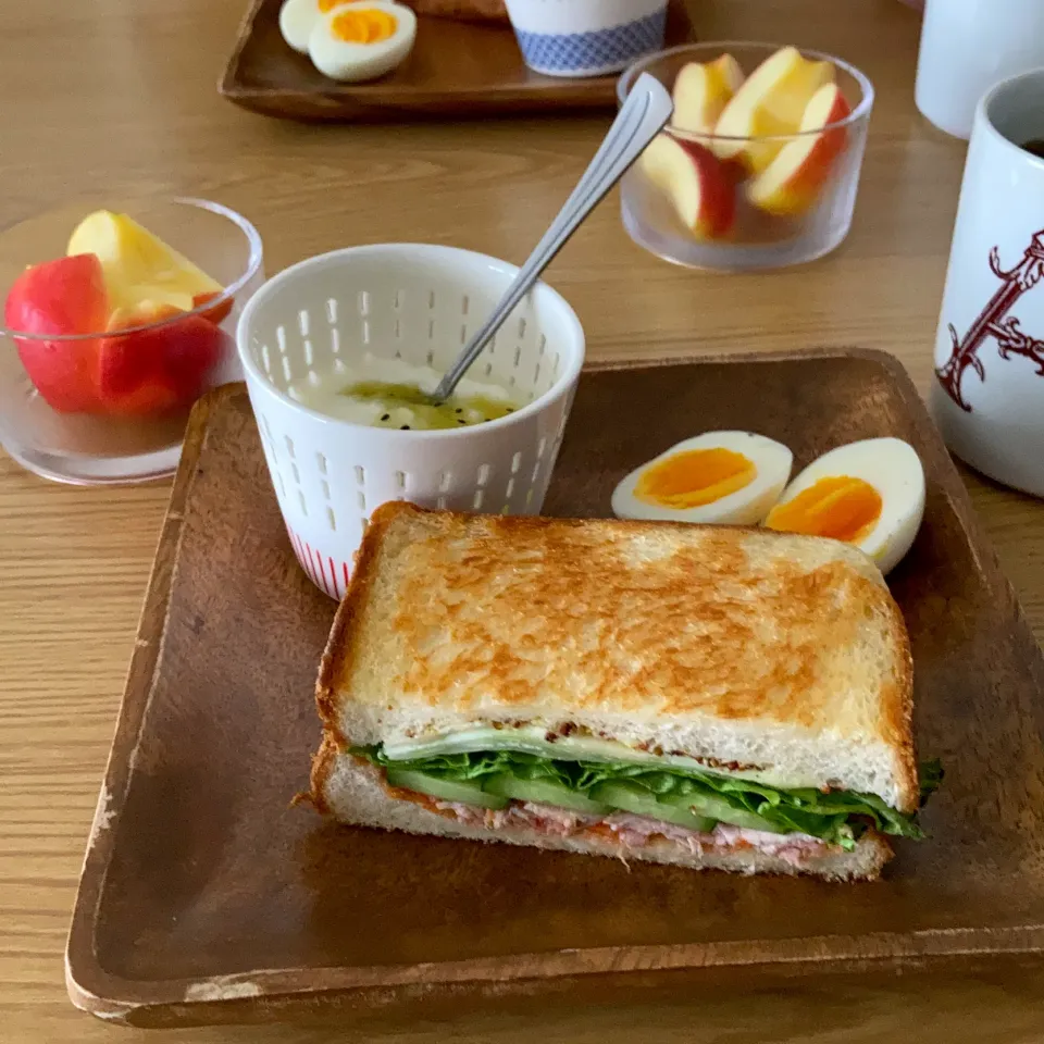 ホットサンドで朝食|ツインうさぎさん