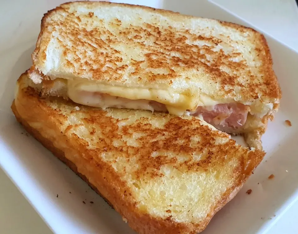 Snapdishの料理写真:Cheesy Luncheon meat sandwich😋🥰 with coffee breakfast 28 Sep 2021|🌷lynnlicious🌷さん