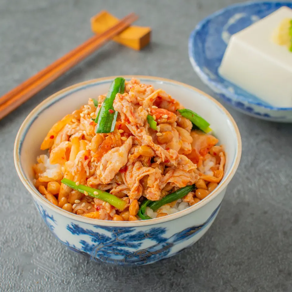 液体塩こうじで♪納豆塩こうじ豚キムチ丼♪|ハナマルキさん