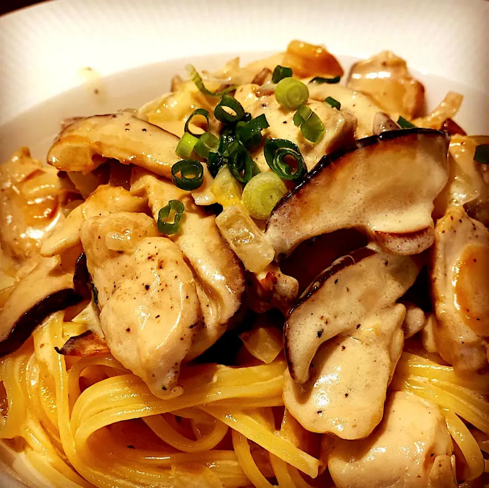 Lunchtime Pasta 
Linguine Pasta in Butter Cream Sauce with Chicken, Mushrooms , Fresh Basil & Garlic  
#pasta #chicken #cookfresh #homecooking 
#homemade 
#chef|Emanuel Hayashiさん