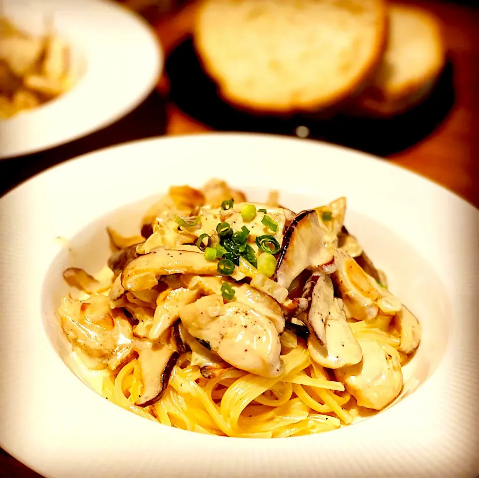 Snapdishの料理写真:Lunchtime Pasta 
Linguine Pasta in Butter Cream Sauce with Chicken, Mushrooms , Fresh Basil & Garlic  
#pasta #chicken #cookfresh #homecooking 
#homemade 
#chef|Emanuel Hayashiさん